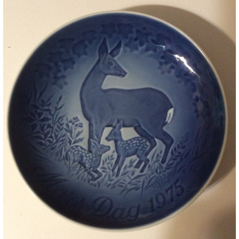 B & G Copenhagen Denmark 1975 Blue White Collector Plate Mother Deer And Fawns